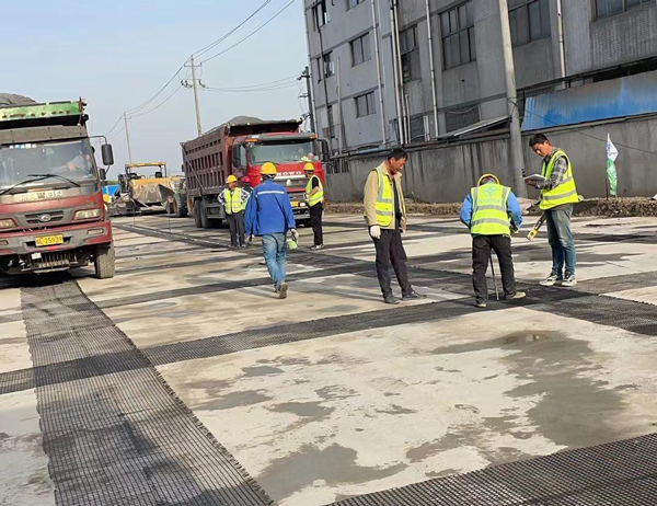 乌马河老材料的新故事：玻璃纤维土工格栅如何在‘白改黑’浪潮中重获新生？