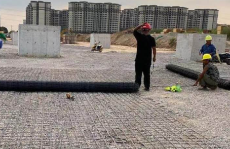 乌马河土工格栅铺设前地基要怎么处理?